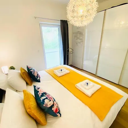 3 Bedrooms In Center With Terraces & Parking-rol1 Apartment